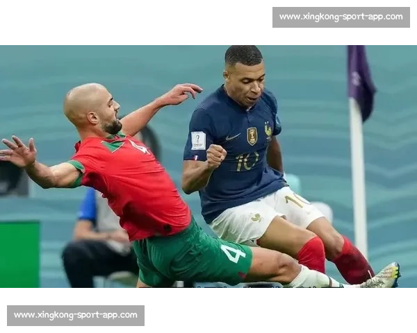 卡塔尔球迷太热情了，赛后竟拉着姆巴佩合影，场面一度失控！